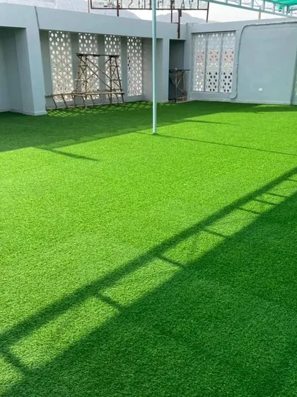 We converted this large, empty rooftop into a functional and beautiful green space. Our artificial turf installation provides a lush, maintenance-free lawn, instantly adding value and usability to a previously overlooked area.