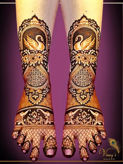 Our unique swan concept for bridal feet is a signature style we teach. This design demonstrates how to create elegant, symmetrical patterns that combine traditional motifs with modern concepts for a truly royal look.