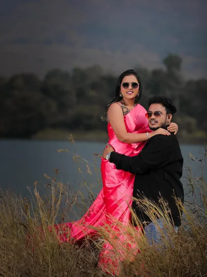 A fun and vibrant shot of a couple by the lake. I work with you to choose outfits and locations that reflect your personality for your pre-wedding album.