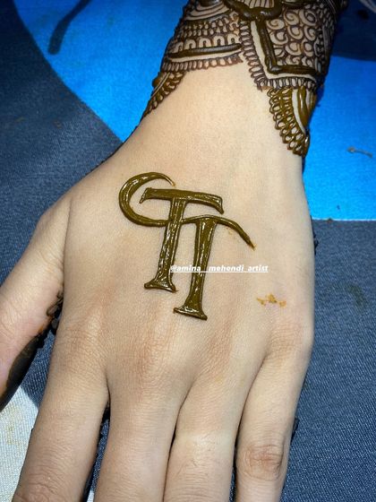 Bold and stylish 'T' and 'T' initials for a modern mehendi design.