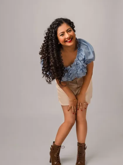 From grit to girl-next-door. This playful and bubbly portrait with her gorgeous curls shows a completely different, more lighthearted character, proving her incredible versatility as a performer.
