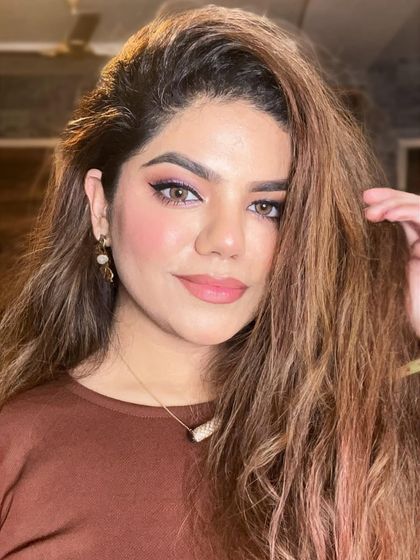 A simple, soft makeup look that I often do on myself. It's all about glowing skin and defined eyes.