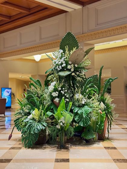 My decor reflects the philosophy that each green element brings a breath of fresh air. This all-green installation, with touches of white and hints of banana flowers, is about living harmoniously with nature.