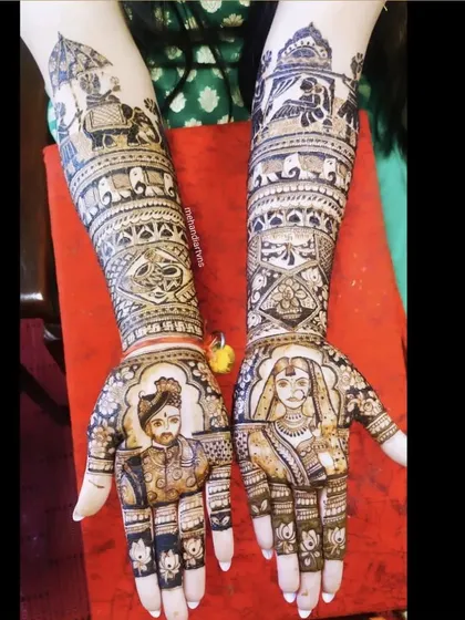 This is where your love story comes to life. I specialize in creating detailed bride and groom portrait mehandi, making your henna truly one of a kind for your wedding day.