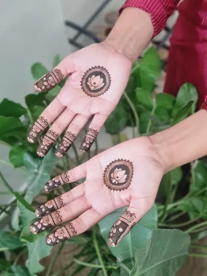 Simplicity is always a yes for me. A small lotus mandala on each palm with detailed fingertips is a beautiful and balanced look.
