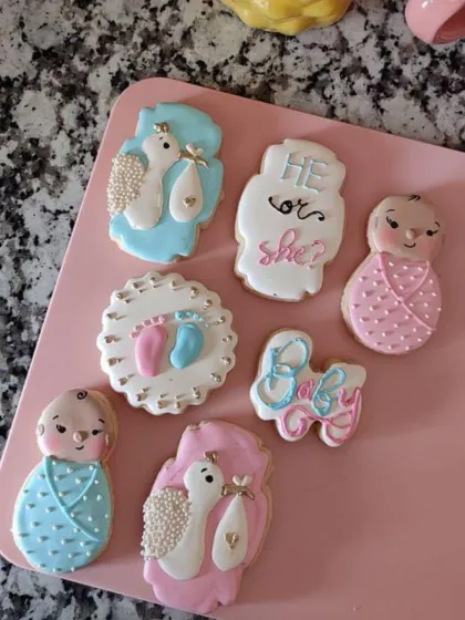 I love creating for special milestones. These custom baby shower cookies, decorated with delicate pink and blue royal icing, are a perfect example of how I tailor my bakes to celebrate your most precious moments.
