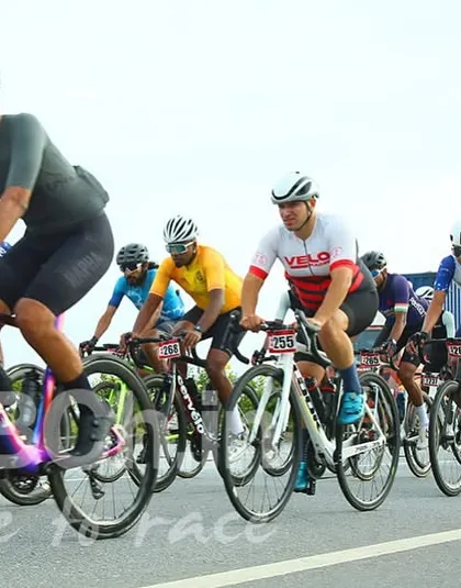 The main peloton in full flight during the Bangalore Classic. The sight of so many cyclists moving together at speed is truly impressive.