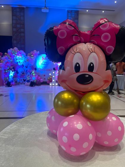 A close-up of the Minnie Mouse balloon centerpiece used for the guest tables, showing the attention to detail in every element of the decor.