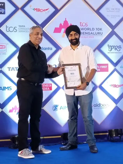 A proud moment for the Running Roadies! Receiving this award from TCS World 10K for our volunteer support is a huge honor. It reflects our commitment to serving the running community at major marathon events.