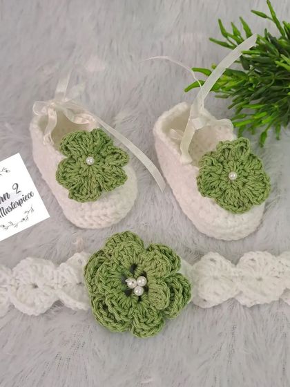 A fresh and lovely color combination of olive green and white. This baby set includes booties and a matching headband, each decorated with a green flower and pearl accents.