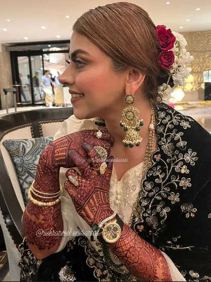 A happy bride with her beautifully stained hands, ready for her wedding ceremony.