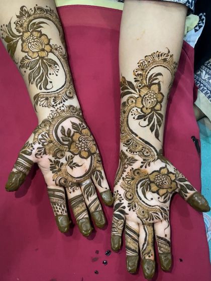 A classic Gulf henna design with paisley and floral elements. The combination of bold and fine lines creates a beautiful contrast.