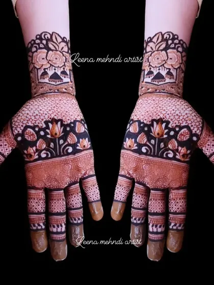 This dark-stained design is perfect for wedding guests. It features a floral band across the palm and a dotted pattern, with a beautiful rose cuff at the wrist.