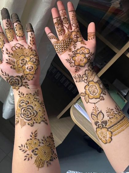 This scattered floral design is light and airy, perfect for a spring festival or a guest at a wedding. The individual floral motifs are placed elegantly across the hands and arms.