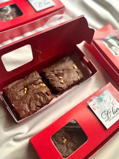 Warm, fudgy, and comforting. Our eggless walnut brownies are packed in bright red boxes, making them a perfect soul-soothing dessert to gift or enjoy.