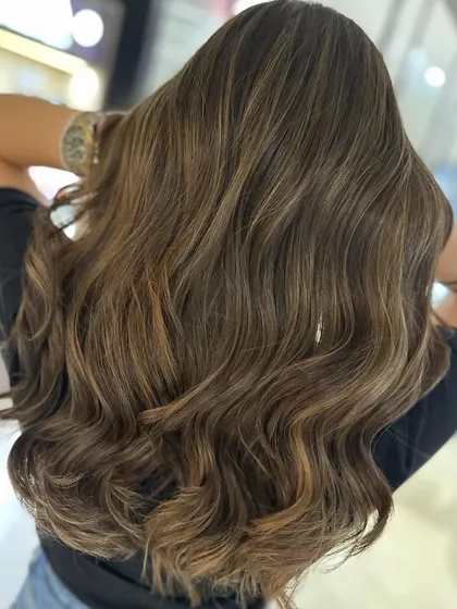 This caramel highlight blend is a classic. The back-to-back foils create a dimensional and healthy-looking color that looks great from every angle.
