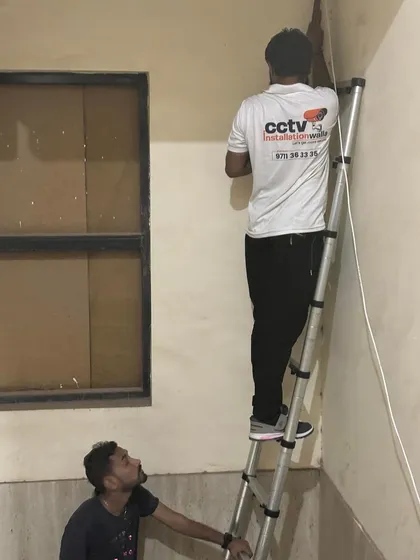 Here, my team is running wiring along the corner of a wall. We take care to make the wiring as discreet as possible for a clean finish.