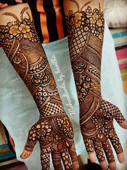 This design features a beautiful mix of checkerboard patterns and floral vines. The contrast between the geometric and organic shapes gives this mehendi a unique and modern feel.