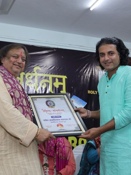 Pt. Jai Kishan Maharaj presenting a certificate to a participant at the conclusion of the Banaras workshop.