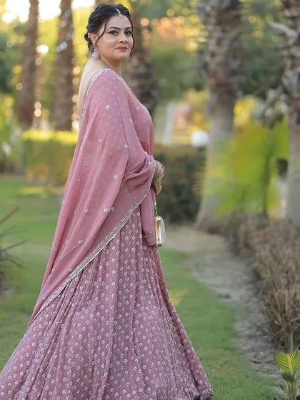 A final look at this graceful and elegant party style. It's all about timeless beauty.