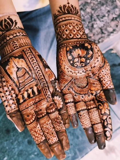 This design is full of auspicious symbols, including temple bells (jhumkas) and lotus flowers. It's a perfect choice for a traditional wedding ceremony.
