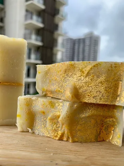 A refreshing bar of Eucalyptus & Mint soap, perfect for a cooling summer shower. The essential oils help clear congestion and leave your skin feeling tingly clean.