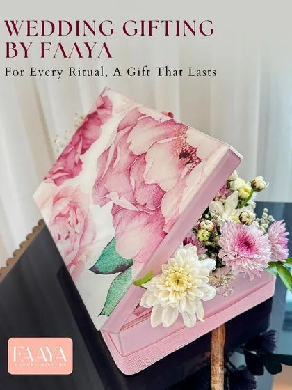 For every ritual, a gift that lasts. This floral keepsake box, filled with fresh flowers, is a perfect example of a welcome gift for wedding guests, designed to be both beautiful on arrival and functional long after.