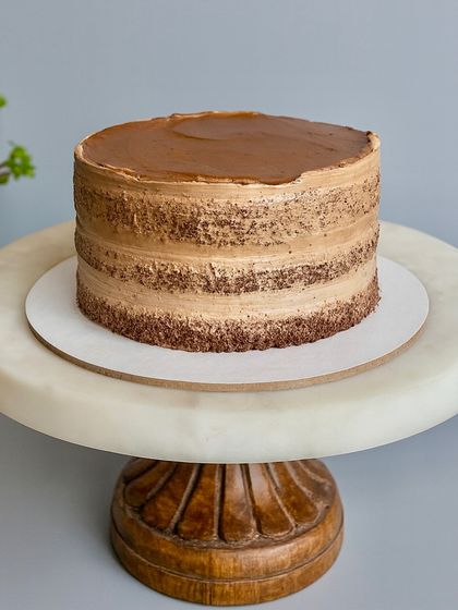 Here is another example of my semi-naked style, this time with a rich chocolate cake. It’s the perfect balance, giving you all the indulgence of chocolate without being overloaded with cream.