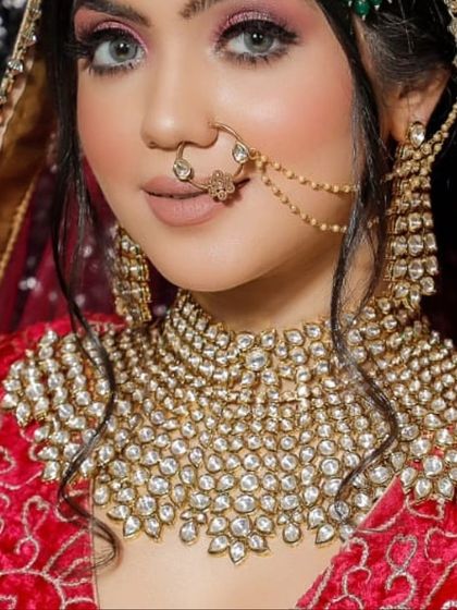 A close-up of a heavy Polki choker, showing the beautiful arrangement of uncut stones. This piece is perfect for a classic, royal bridal look.