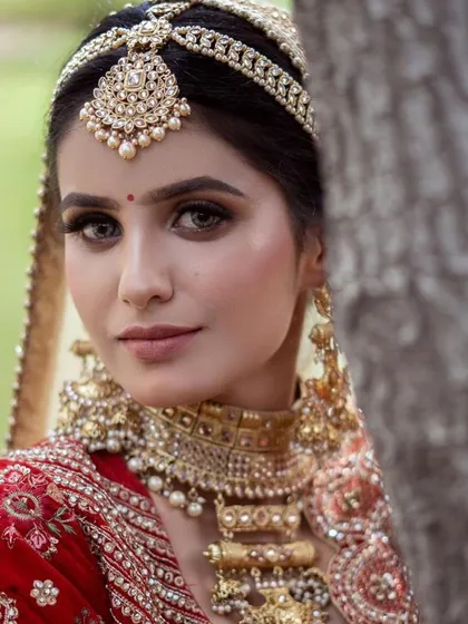 A close-up on the bridal jewellery that I offer for rent. This shot highlights the beautiful matha patti and choker necklace that perfectly complements our traditional red lehengas.
