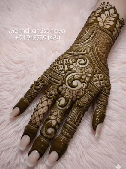 This design combines bold swirls, a signature of Gulf-style henna, with the fine-line fillers of Indian mehndi. The result is a unique, contemporary look for the modern bride.
