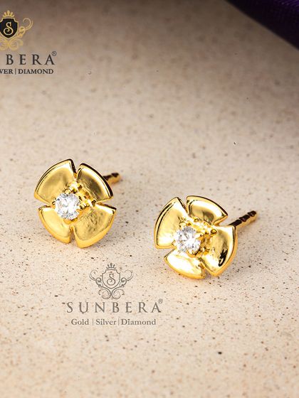 These four-petal gold flower studs feature a single diamond at the center, adding a touch of sparkle. They are an elegant choice for everyday wear, combining the warmth of gold with a hint of brilliance.