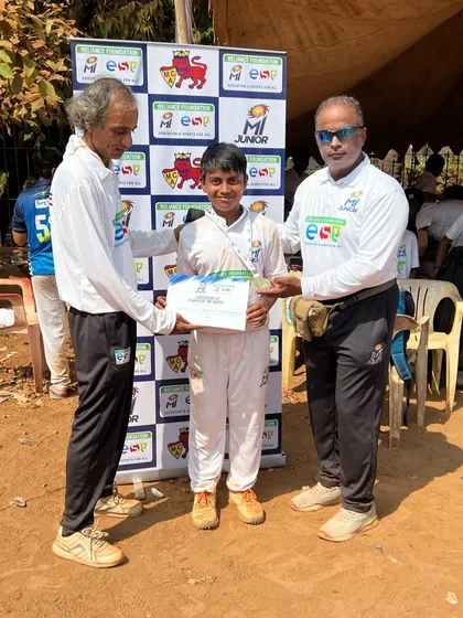Shoaib Ansari awarded 'Man of the Match' for his match-winning bowling spell of 3 wickets for 6 runs in the MI Junior U-16 tournament.