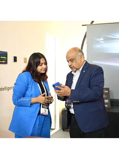 Our founder in a discussion with an industry veteran at our booth. We value the opportunity to exchange knowledge with experienced professionals.