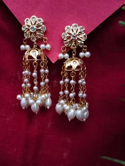 The matching earrings for the 'उज्वला' (Ujwala) necklace set. The design echoes the floral pattern and pearl drops of the necklace, creating a harmonious and elegant set.