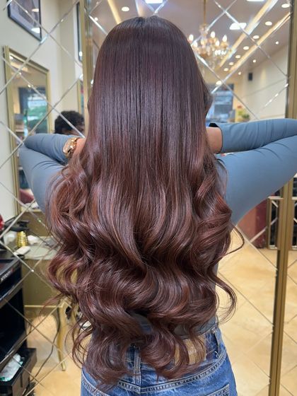 Another angle of the stunning Mocha Mousse global color, showing off its shine and richness.