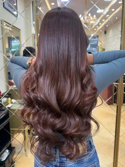 The back view of the Mocha Mousse color, styled into perfect waves. This is a one stop solution for a complete hair glow up.