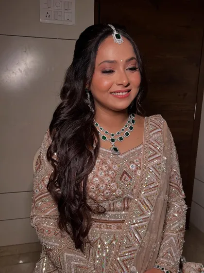 A soft and subtle Sangeet look for my bride Bhakti, featuring a 'no-makeup' makeup style with a focus on fresh, dewy skin.