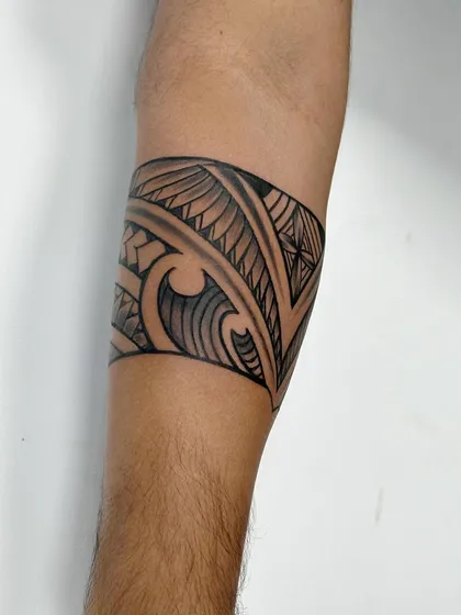 The side view of the Maori armband, showcasing the flowing wave and spearhead patterns.