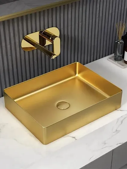 A closer look at the brushed gold rectangular basin. Its clean lines and minimalist design make it a versatile choice that complements both modern and classic bathroom interiors.