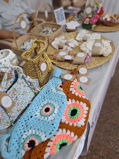 A little glimpse of the different fiber art pieces on my table, from colorful crochet bags to woven baskets and macrame coasters.