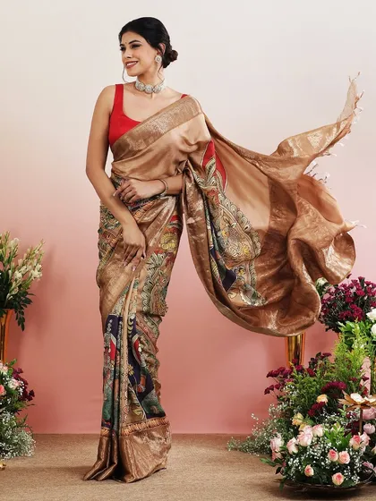 The flowing pallu of this saree showcases the beautiful and intricate architectural print.