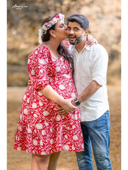 A playful kiss on the cheek brings out genuine smiles and laughter. I encourage couples to interact naturally to capture authentic moments of joy like this one.