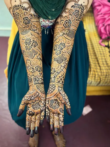 Another shot of the same design, showing the full palms. The detail work on the fingers is just as important as the main design.