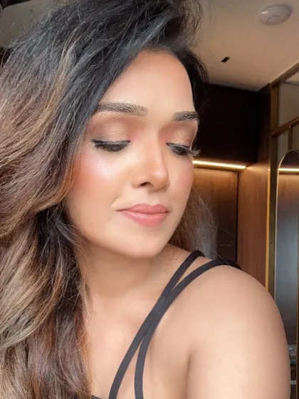 A close-up of the soft, blended eyeshadow and winged liner. This look is all about enhancing the eyes in a way that feels both glamorous and effortless.