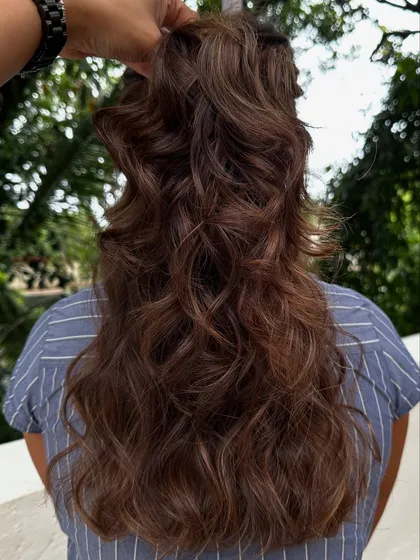 A simple and chic holiday look. These soft, warm brown highlights add just the right amount of brightness for a relaxed, sun-kissed vibe.