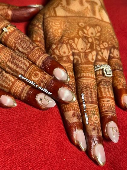 This engagement set is all about soft elegance. I used a pearly white finish with delicate gold-lined tips and personalized initials, designed to look beautiful against the rich color of mehendi.