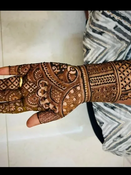 A single, detailed design on one hand. This is a great option for a party or for a bridesmaid who wants an intricate but not overpowering look.
