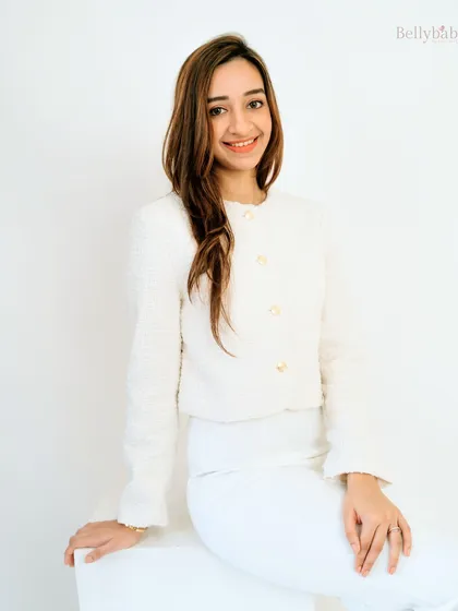 Showcasing versatility with a change of wardrobe. This bright and elegant portrait in a white jacket offers a softer, yet equally professional, alternative look, perfect for a comprehensive personal branding portfolio.