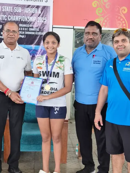 Amiera Singhal receiving her certificate for winning gold in the 800m Freestyle at the Delhi State Junior Aquatic Championships.